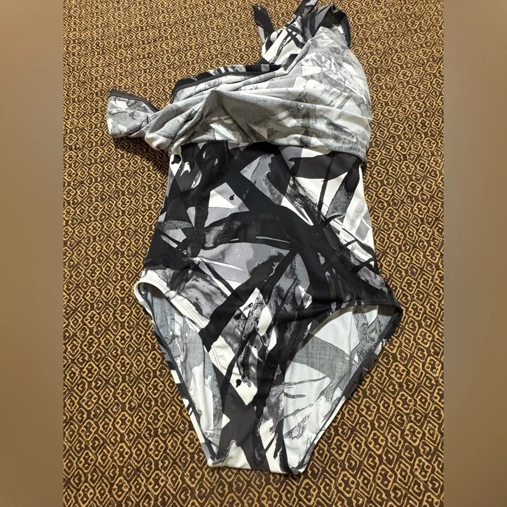 Michael Michael Kors Size 8 One Piece Swimsuit Halter Neck Geometric Print